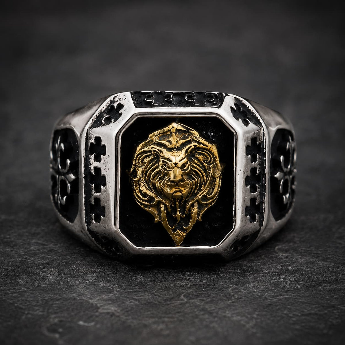 Bague du Lion Sacré en acier inoxydable vue de face avec emblème lion