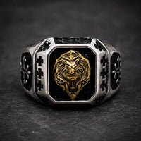 Bague du Lion Sacré en acier inoxydable vue de face avec emblème lion