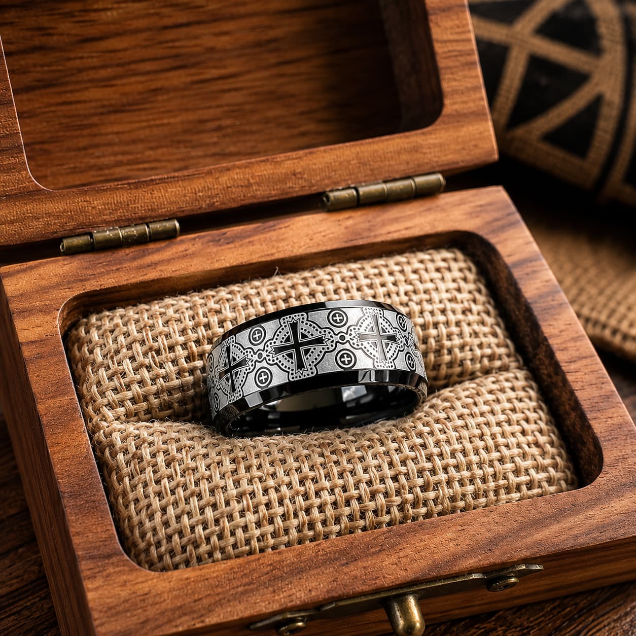 Bague Loyauté Templier en tungstène présentée dans un coffret en bois au style médiéval