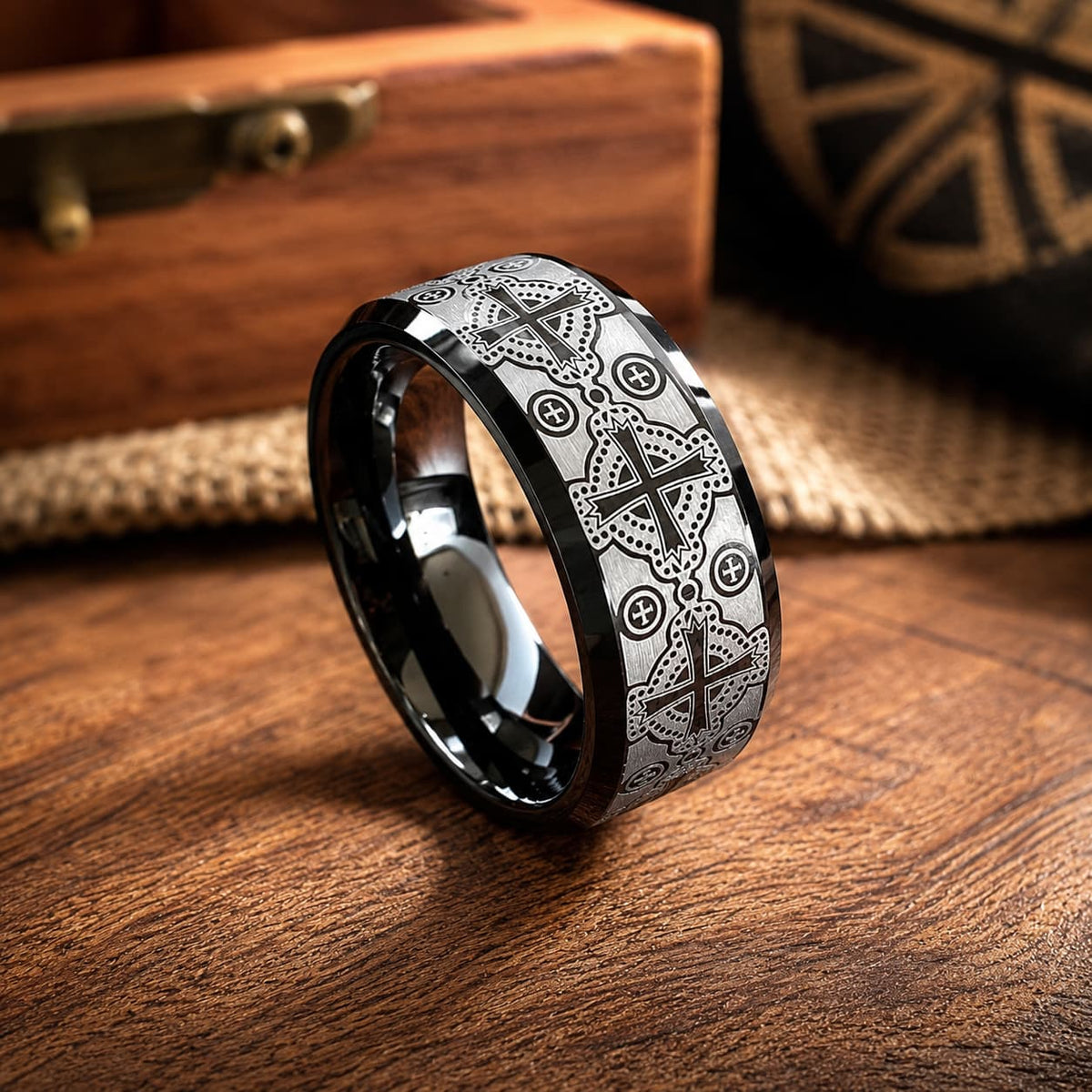 Bague Loyauté Templier en tungstène noir et argent avec gravures de croix sur bois médiéval