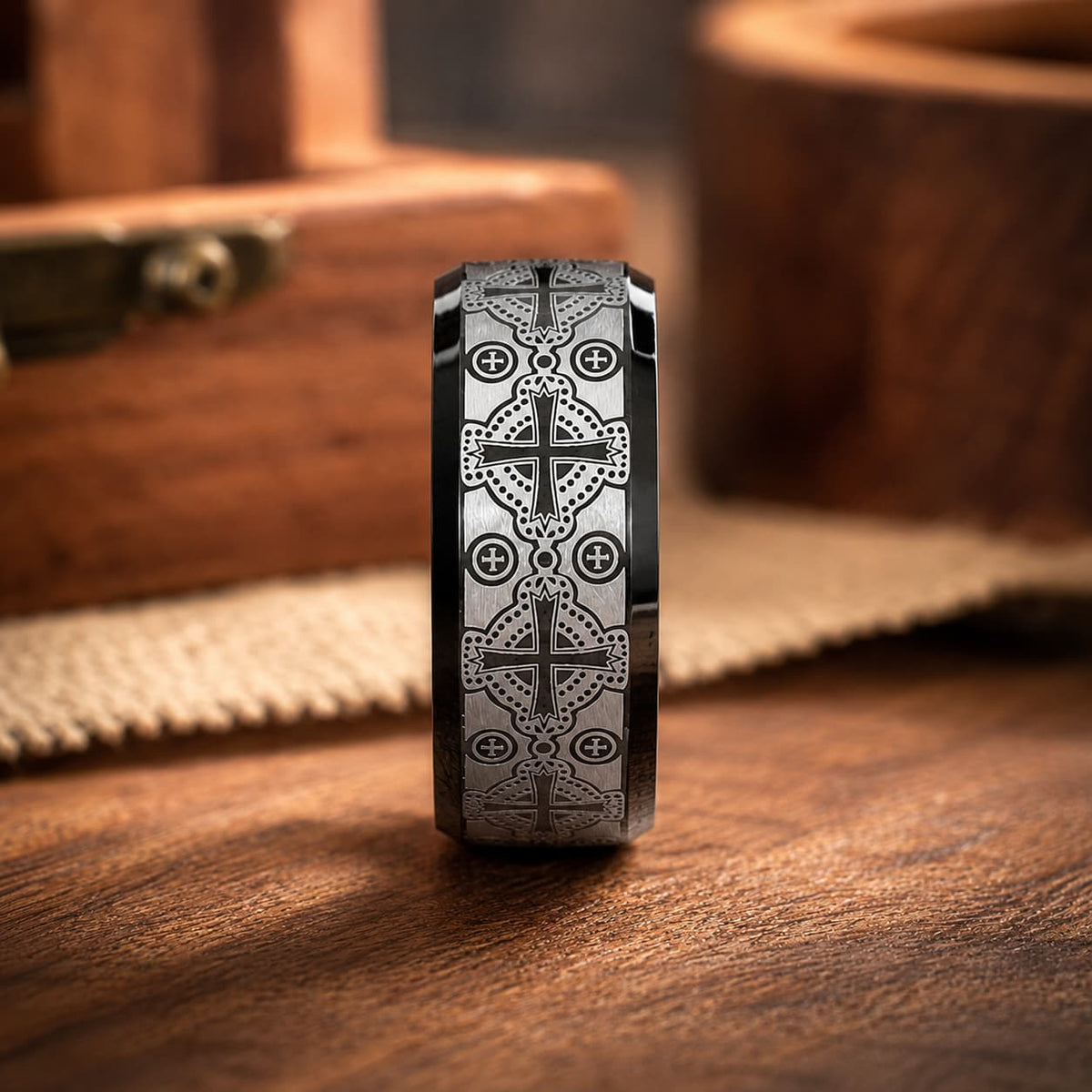 Bague Loyauté Templier en tungstène noir et argent vue de face sur table en bois