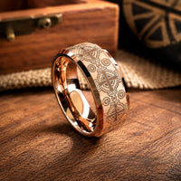 Bague Loyauté Templier en tungstène couleur or rose avec gravures de croix sur bois médiéval