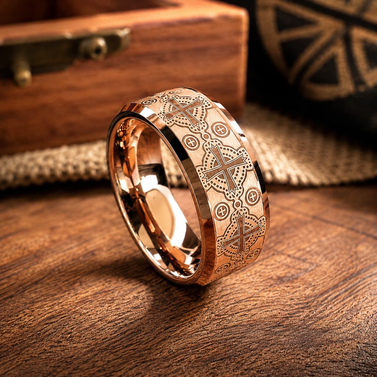 Bague Loyauté Templier en tungstène couleur or rose avec gravures de croix sur bois médiéval
