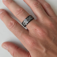 Bague Loyauté Templier en tungstène portée à la main par un homme