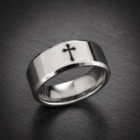 Bague de la Noblesse en tungstène argenté avec croix noire gravée sur fond sombre