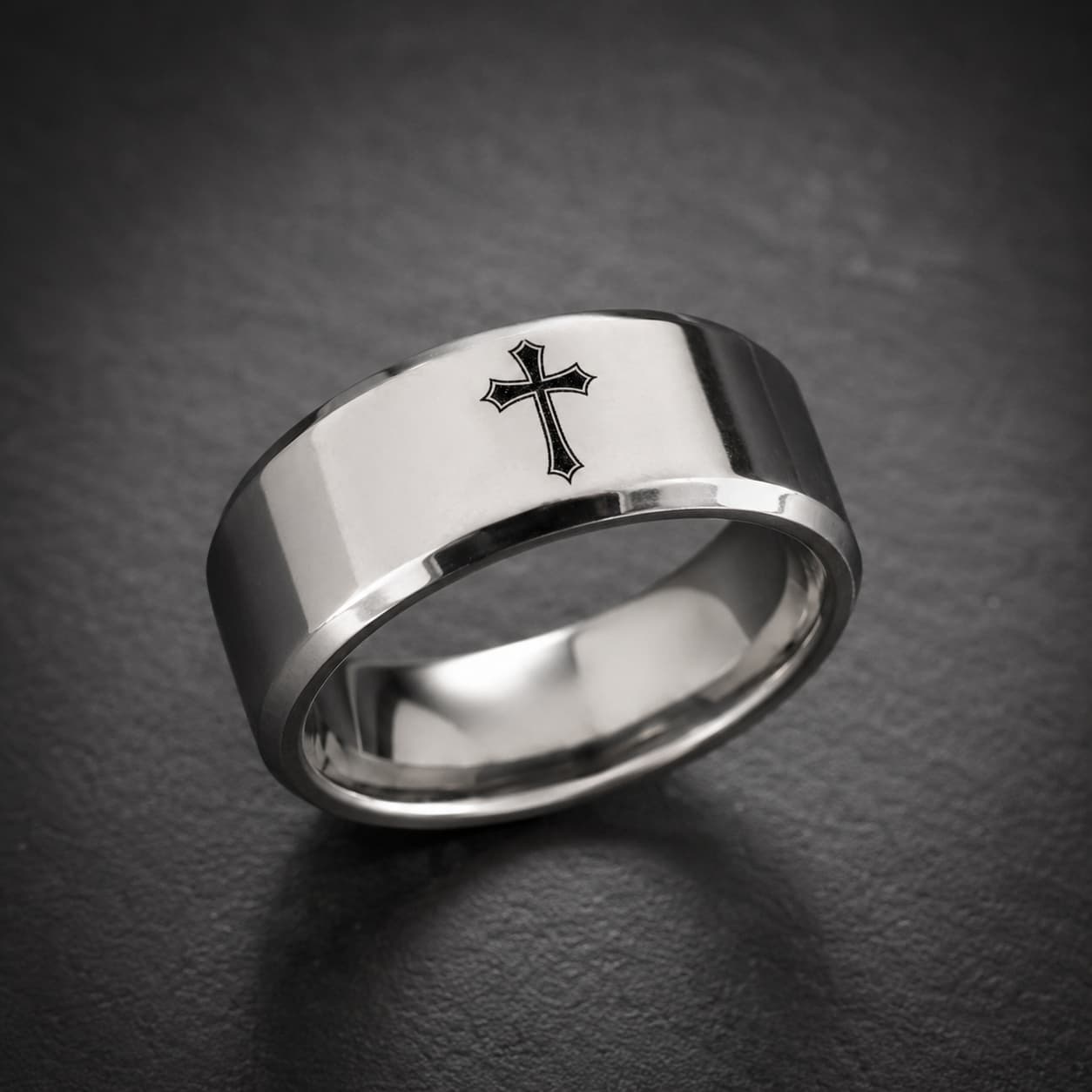 Bague de la Noblesse en tungstène argenté avec croix noire gravée sur fond sombre