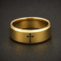 Bague de la Noblesse en tungstène doré avec croix noire gravée sur fond sombre