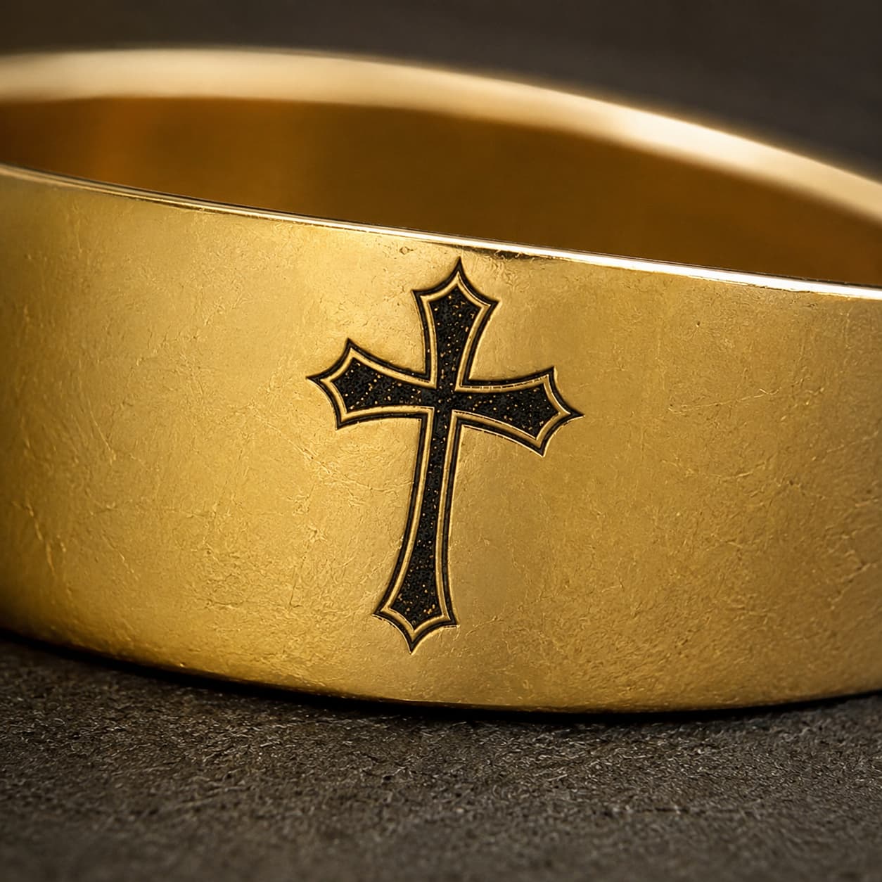 Bague de la Noblesse en tungstène doré en gros plan avec croix noire gravée