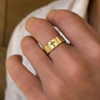 Bague de la Noblesse en tungstène doré portée à la main par un homme