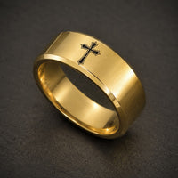 Bague de la Noblesse en tungstène doré vue de côté avec croix noire gravée