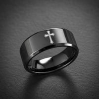Bague de la Noblesse en tungstène noir avec croix blanche gravée sur fond sombre