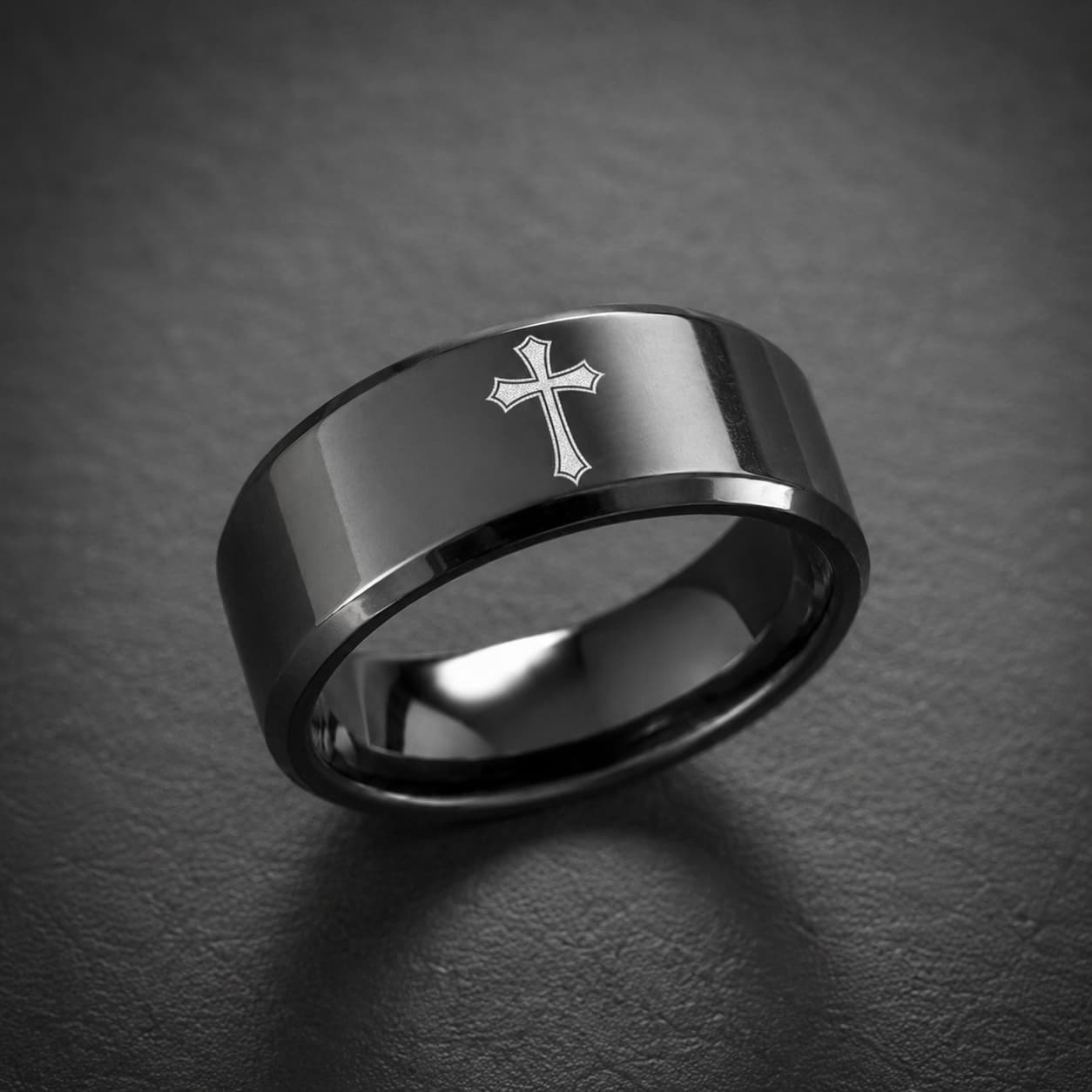 Bague de la Noblesse en tungstène noir avec croix blanche gravée sur fond sombre
