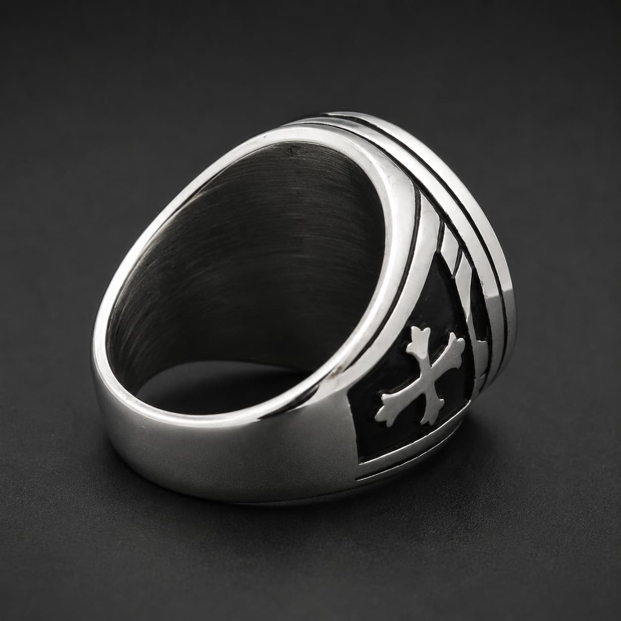 Vue arrière de la Bague de l’Ordre des Bénédictins en acier inoxydable avec croix noire