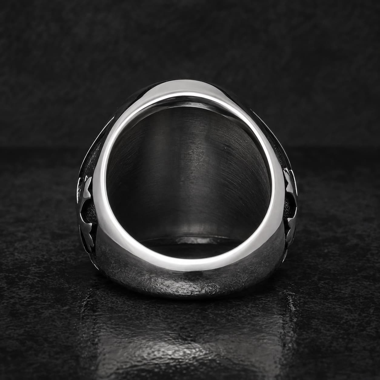 Bague Puissance de l'Archange Michel en acier inoxydable vue de dos avec anneau large et finition polie
