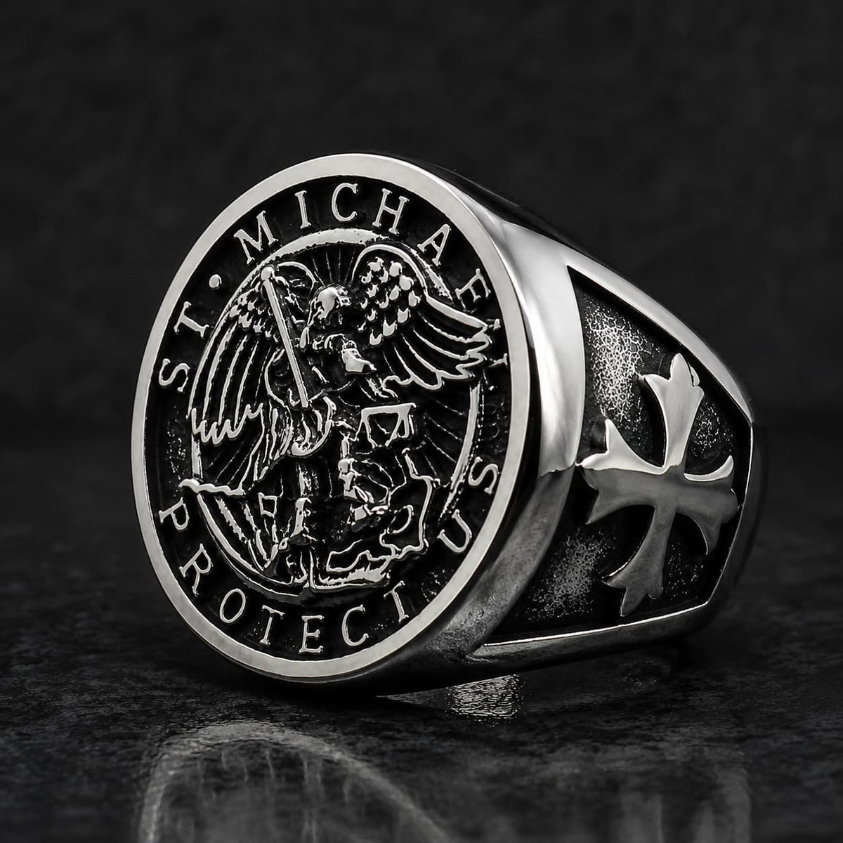 Bague Puissance de l'Archange Michel en acier inoxydable avec archange gravé et croix sur le côté vue en angle