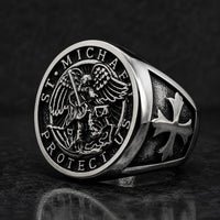 Bague Puissance de l'Archange Michel en acier inoxydable avec archange gravé et croix sur le côté vue en angle