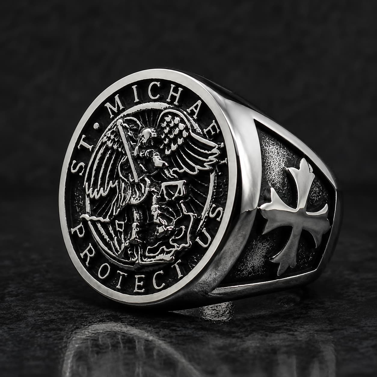 Bague Puissance de l'Archange Michel en acier inoxydable avec archange gravé et croix sur le côté vue en angle