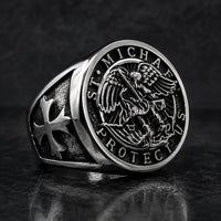Bague Puissance de l'Archange Michel en acier inoxydable avec médaillon détaillé et inscription protectrice vue rapprochée
