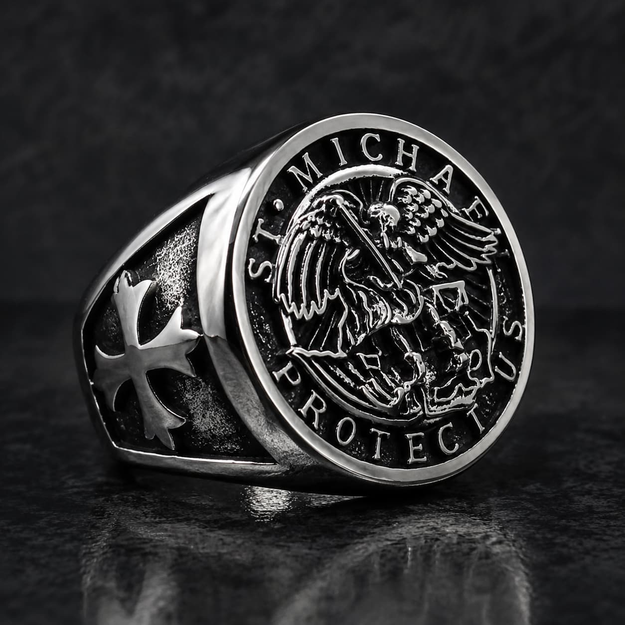 Bague Puissance de l'Archange Michel en acier inoxydable avec médaillon détaillé et inscription protectrice vue rapprochée
