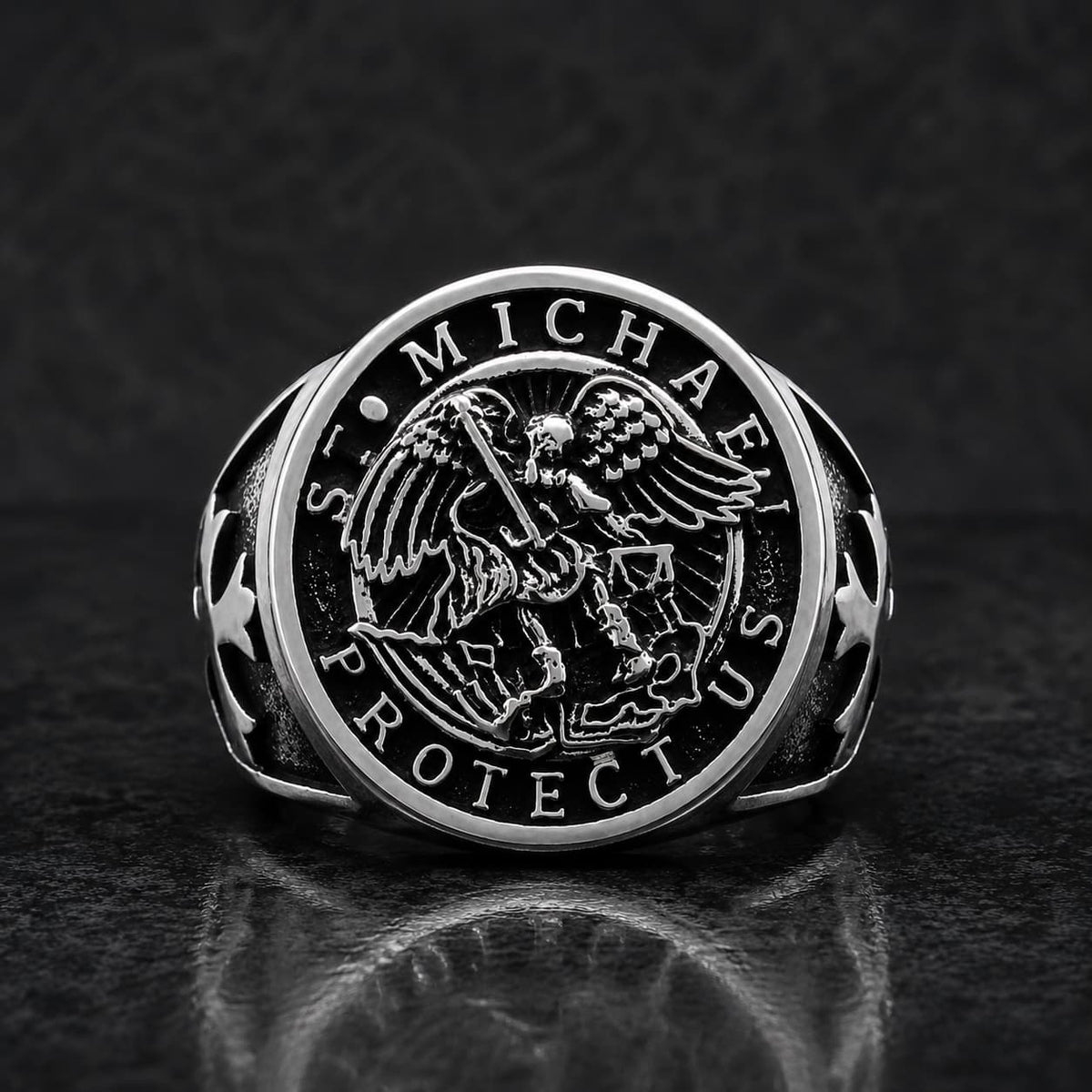 Bague Puissance de l'Archange Michel en acier inoxydable avec médaillon protecteur et croix latérales vue de face