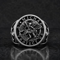 Bague Puissance de l'Archange Michel en acier inoxydable avec médaillon protecteur et croix latérales vue de face
