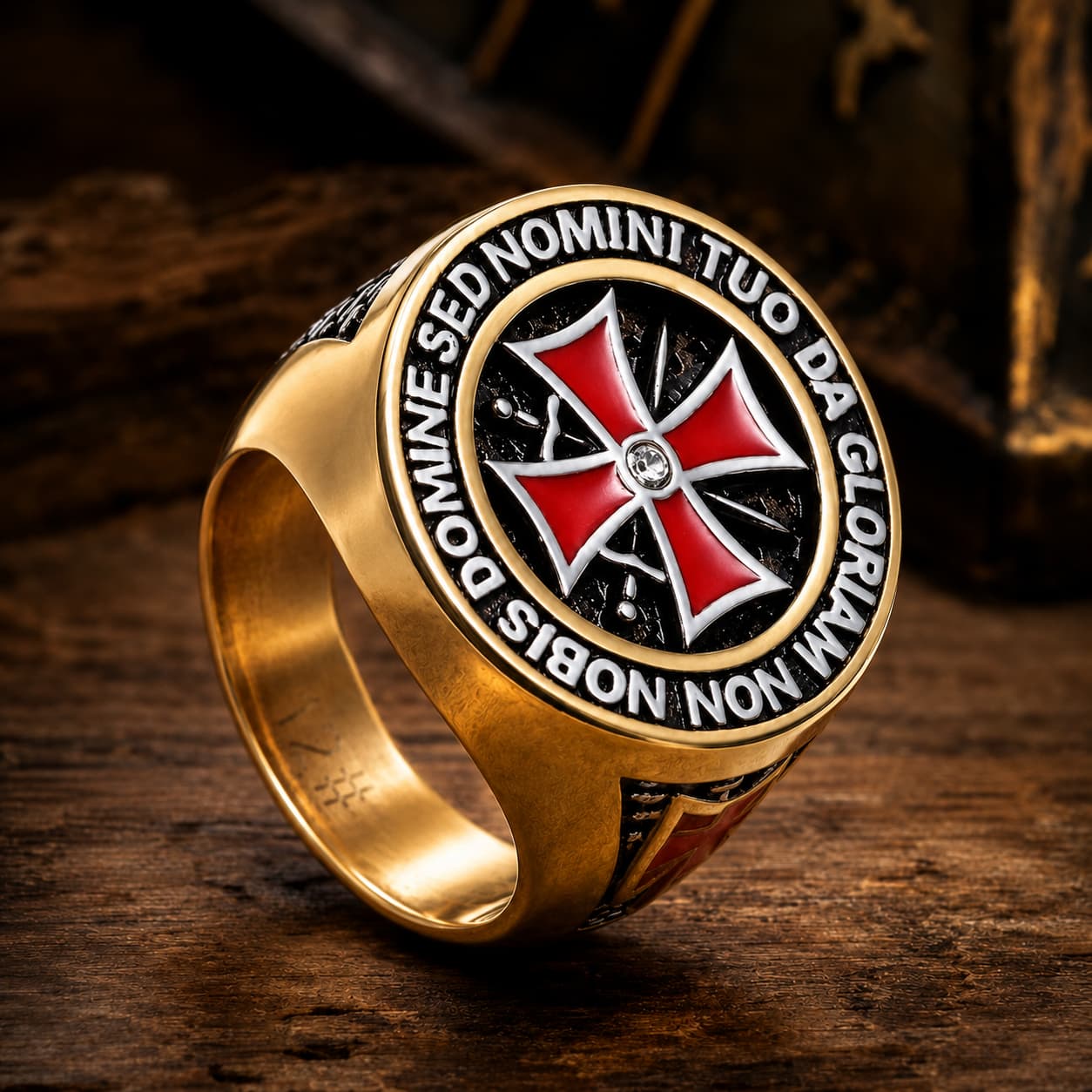 Bague de la Reconquête en acier inoxydable doré avec croix rouge templière sur fond bois