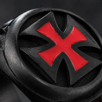 Bague du Renouveau Templier en acier inoxydable en gros plan avec croix rouge en relief sur métal noir