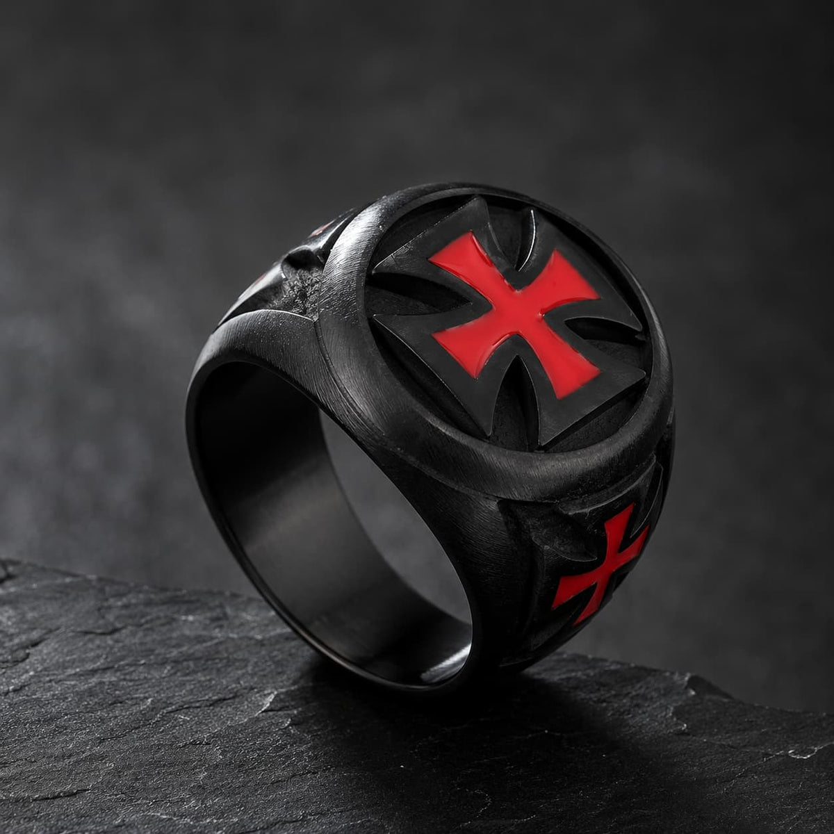 Bague du Renouveau Templier en acier inoxydable noire avec croix rouge templière sur fond anthracite