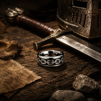 Bague de Robert de Craon en tungstène présentée dans un décor templier avec épée et parchemin