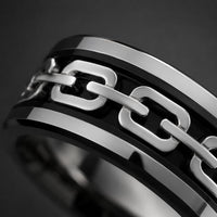 Bague de Robert de Craon en tungstène en gros plan avec maillons argentés sur bande noire