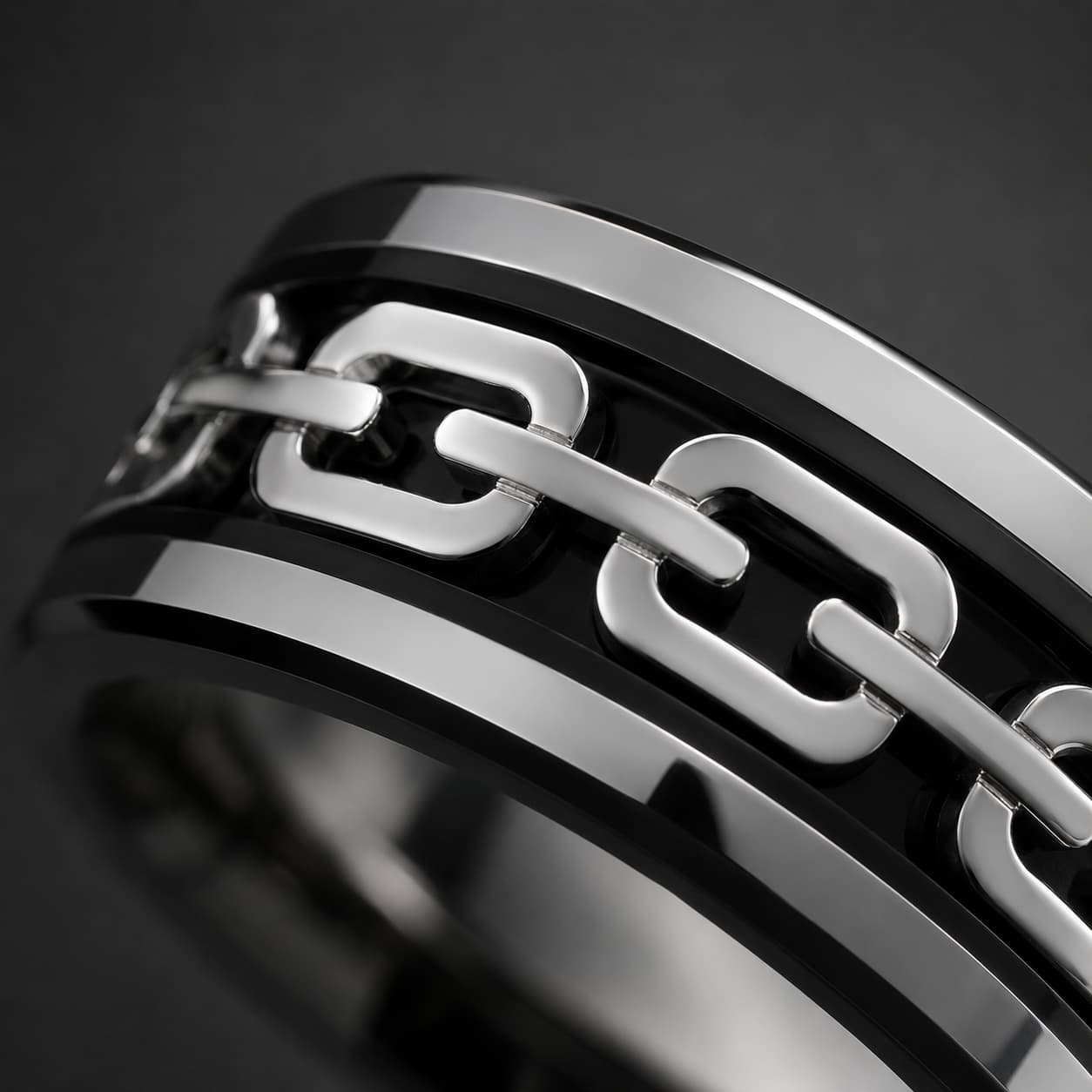 Bague de Robert de Craon en tungstène en gros plan avec maillons argentés sur bande noire