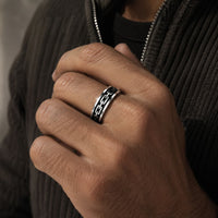 Bague de Robert de Craon en tungstène portée à la main avec motif chaîne argentée