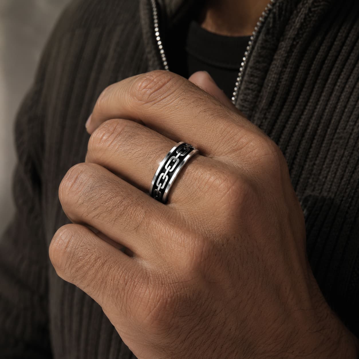 Bague de Robert de Craon en tungstène portée à la main avec motif chaîne argentée