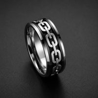 Bague de Robert de Craon en tungstène vue de biais avec chaîne argentée et finition noire