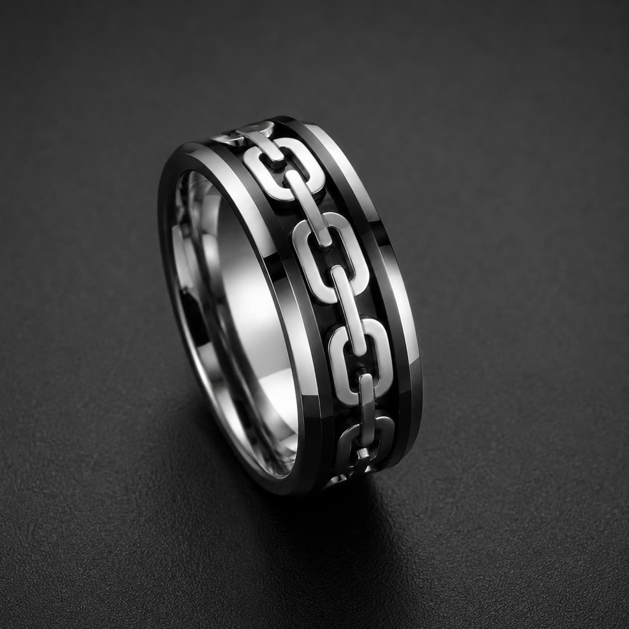Bague de Robert de Craon en tungstène vue de biais avec chaîne argentée et finition noire