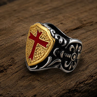 Bague Royale du Temple en acier inoxydable posée sur bois ancien avec bouclier templier