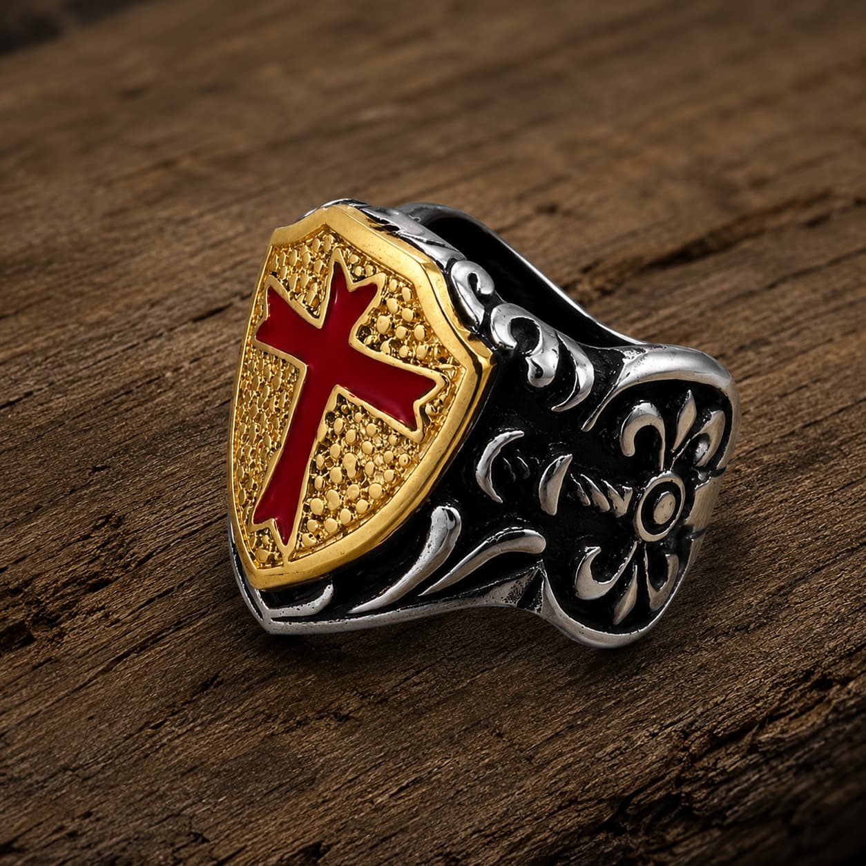 Bague Royale du Temple en acier inoxydable posée sur bois ancien avec bouclier templier