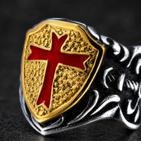 Bague Royale du Temple en acier inoxydable en gros plan avec bouclier doré et croix rouge templière