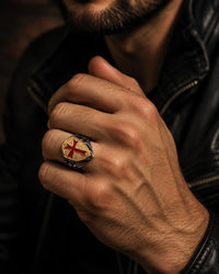 Bague Royale du Temple en acier inoxydable portée à la main par un homme
