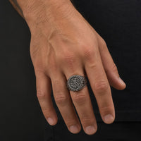 Bague Sacrée de l'Archange en acier inoxydable portée à la main avec médaillon d'archange