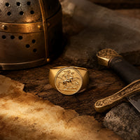 Bague Sacrée de Saint Georges en acier inoxydable doré dans un décor templier avec casque et épée