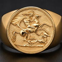 Gros plan de la Bague Sacrée de Saint Georges en acier inoxydable doré avec médaille détaillée
