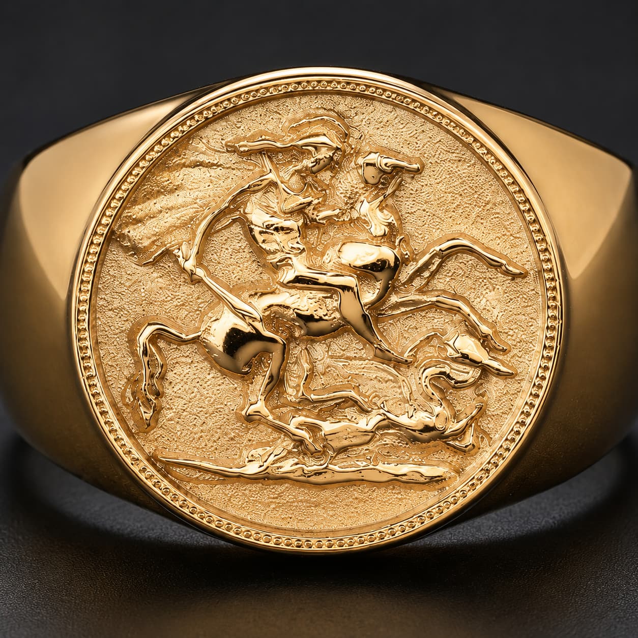 Gros plan de la Bague Sacrée de Saint Georges en acier inoxydable doré avec médaille détaillée