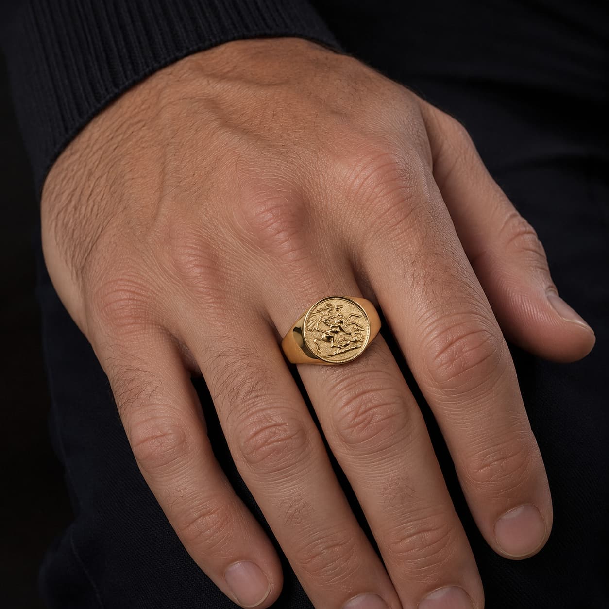 Bague Sacrée de Saint Georges en acier inoxydable doré portée à la main par un homme