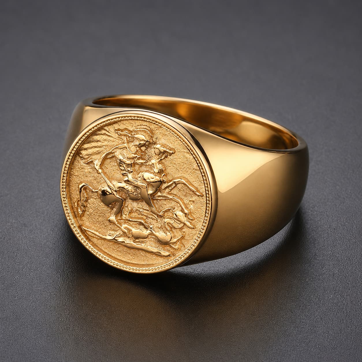 Bague Sacrée de Saint Georges en acier inoxydable doré vue de côté avec scène de chevalier gravée