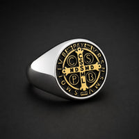 Bague Sacrée des Bénédictins en acier inoxydable avec symbole bénédictin doré sur fond noir