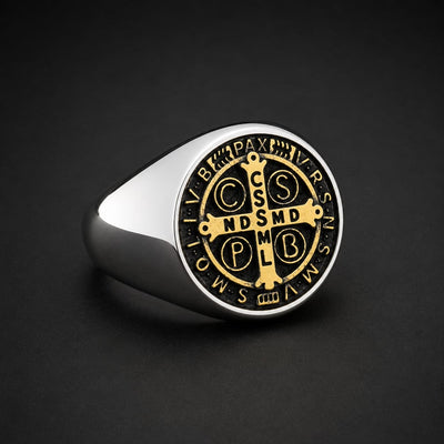 Bague Sacrée des Bénédictins en acier inoxydable avec symbole bénédictin doré sur fond noir