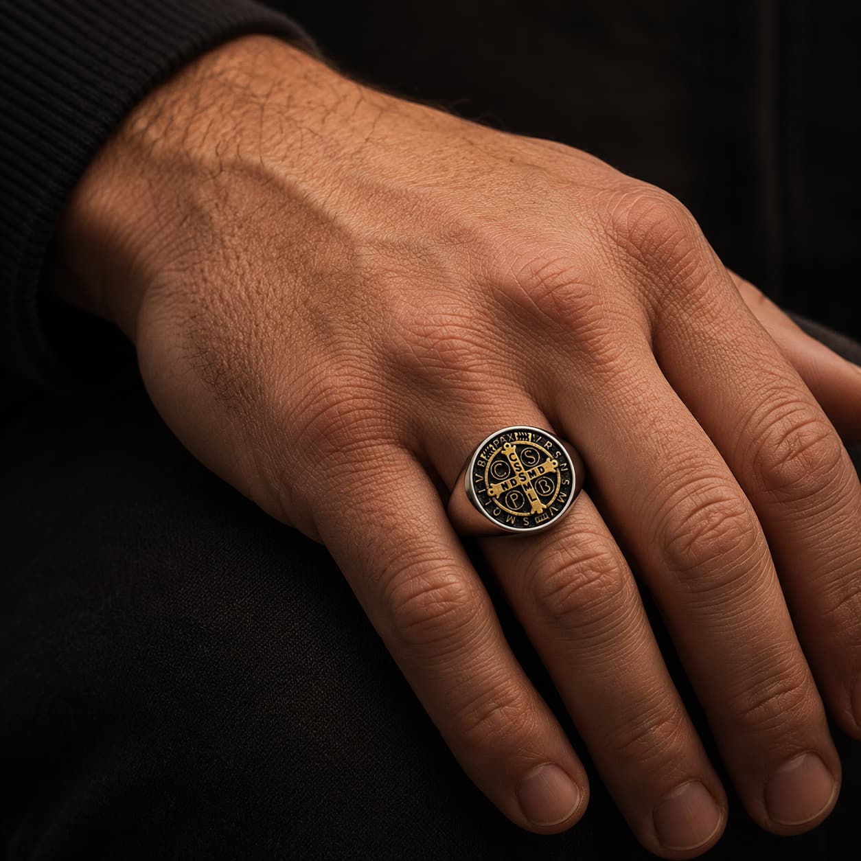Bague Sacrée des Bénédictins en acier inoxydable portée à la main avec médaille noire et dorée