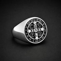 Bague Sacrée des Bénédictins en acier inoxydable argenté avec croix et inscriptions noires sur fond sombre