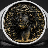 Gros plan de la Bague Sacrée du Christ en acier inoxydable avec portrait de Jésus